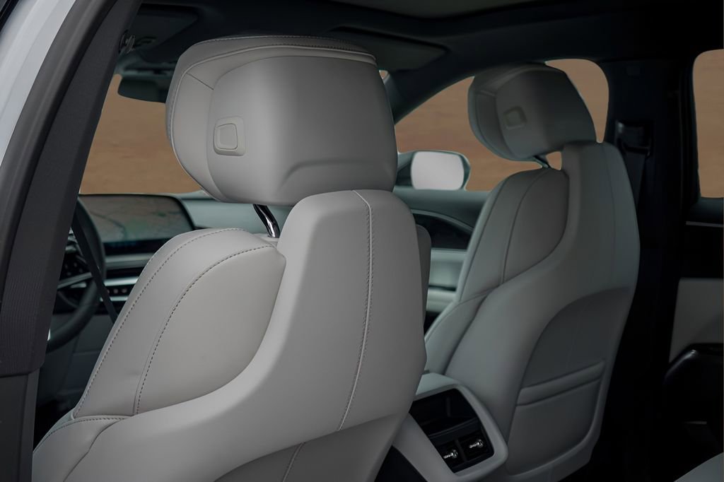 New 2026 Cadillac Lyriq Luxury w/ LPO, Floor Liner Package AWD/4WD image 19