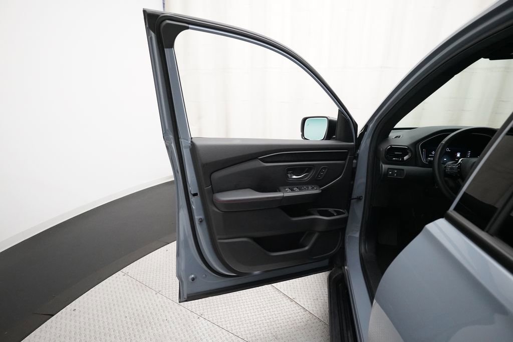 Certified 2025 Honda Pilot Black Edition image 28