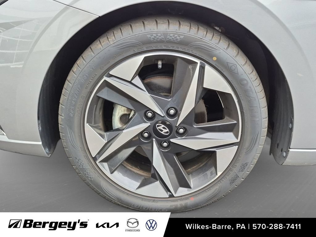 Used 2022 Hyundai Elantra Limited FWD image 11