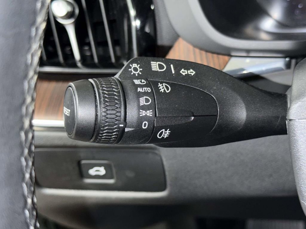 Used 2024 Volvo XC60 B5 Plus image 28