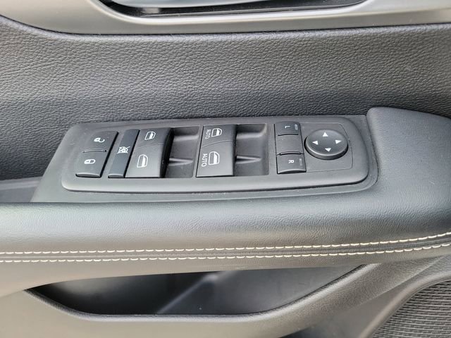 Used 2025 Chrysler Voyager LX image 18