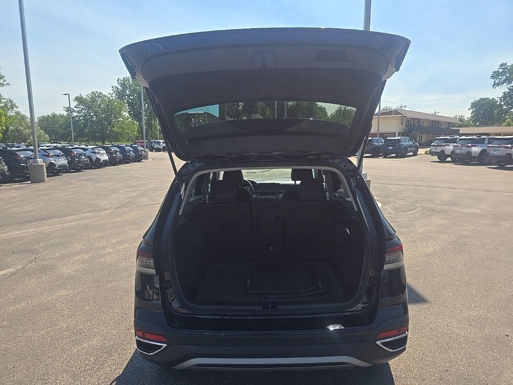 Used 2025 Volkswagen Taos SEL AWD/4WD image 8