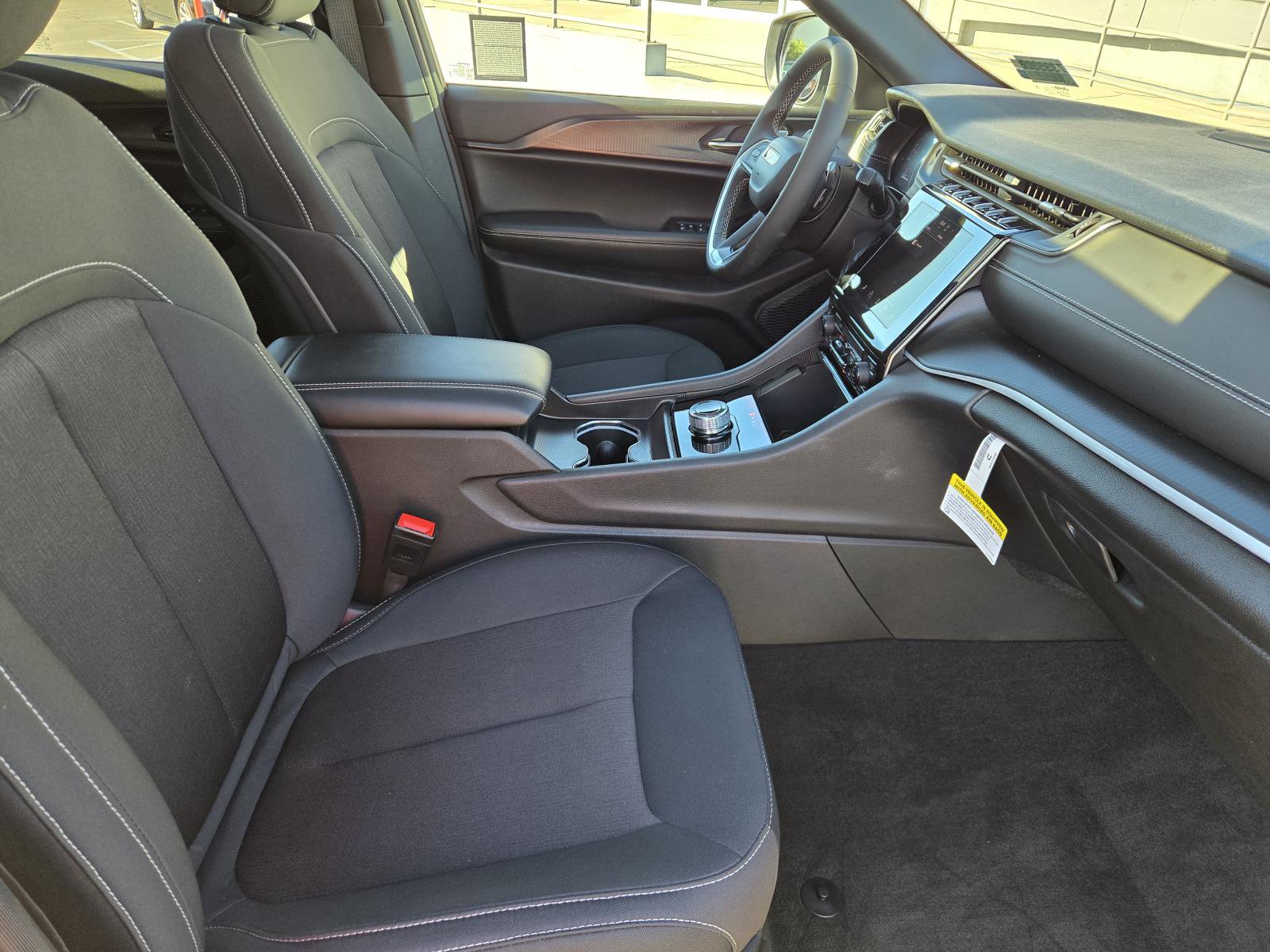 Used 2025 Jeep Grand Cherokee Laredo X image 31