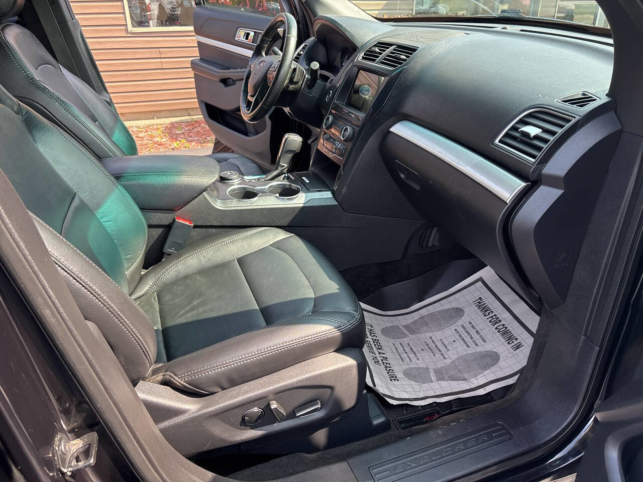 Used 2017 Ford Explorer XLT w/ Equipment Group 202A image 7