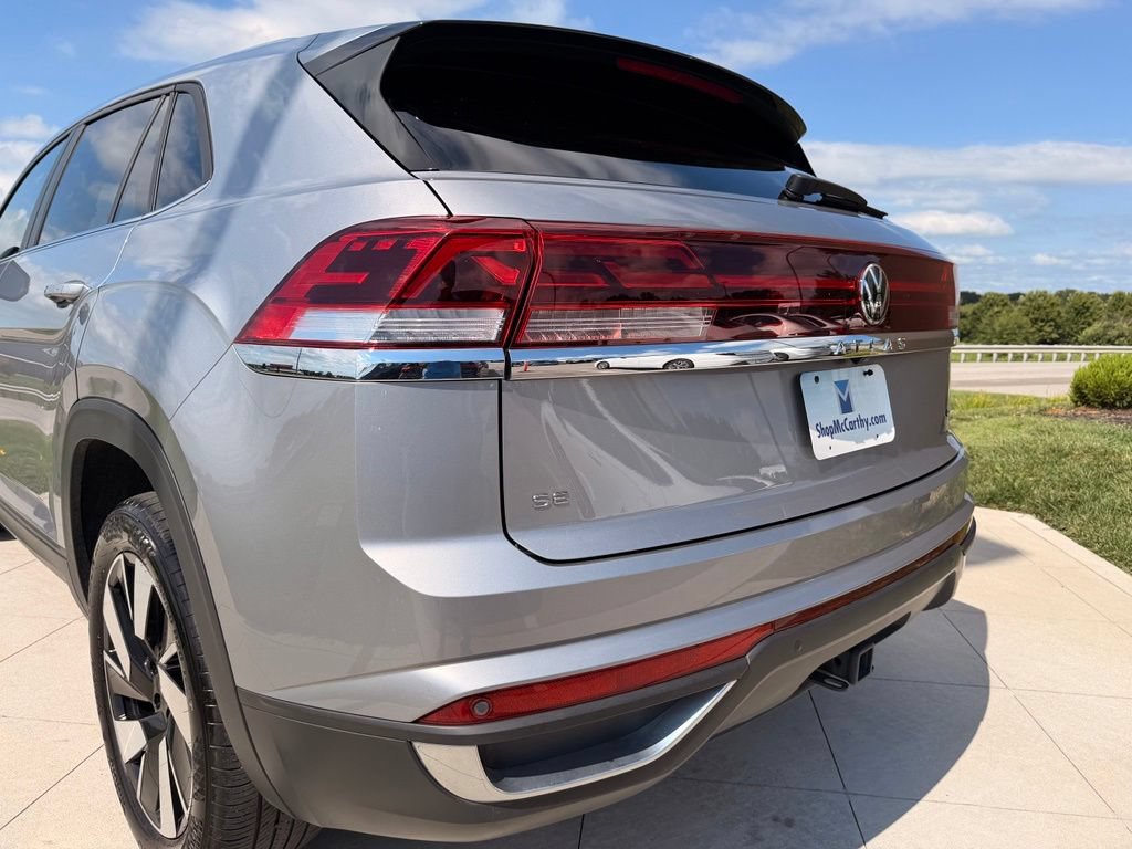 Used 2024 Volkswagen Atlas Cross Sport SE AWD/4WD image 32