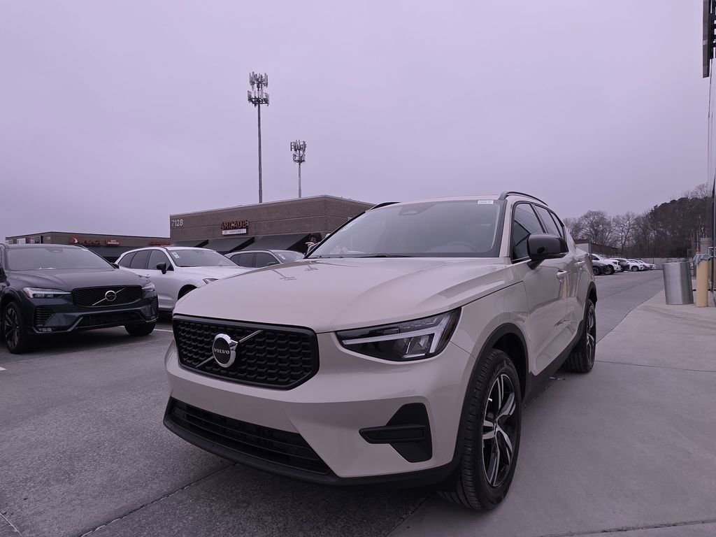 New 2026 Volvo XC40 B5 Core w/ Protection Package image 3