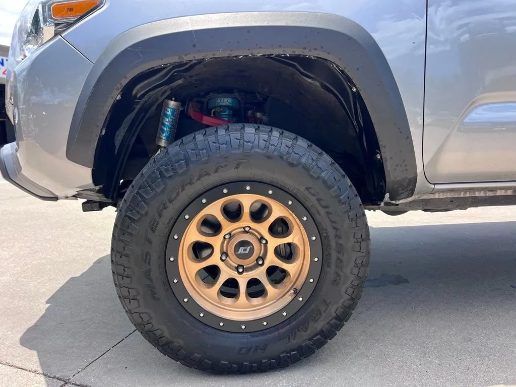Used 2017 Toyota Tacoma TRD Off-Road RWD image 7