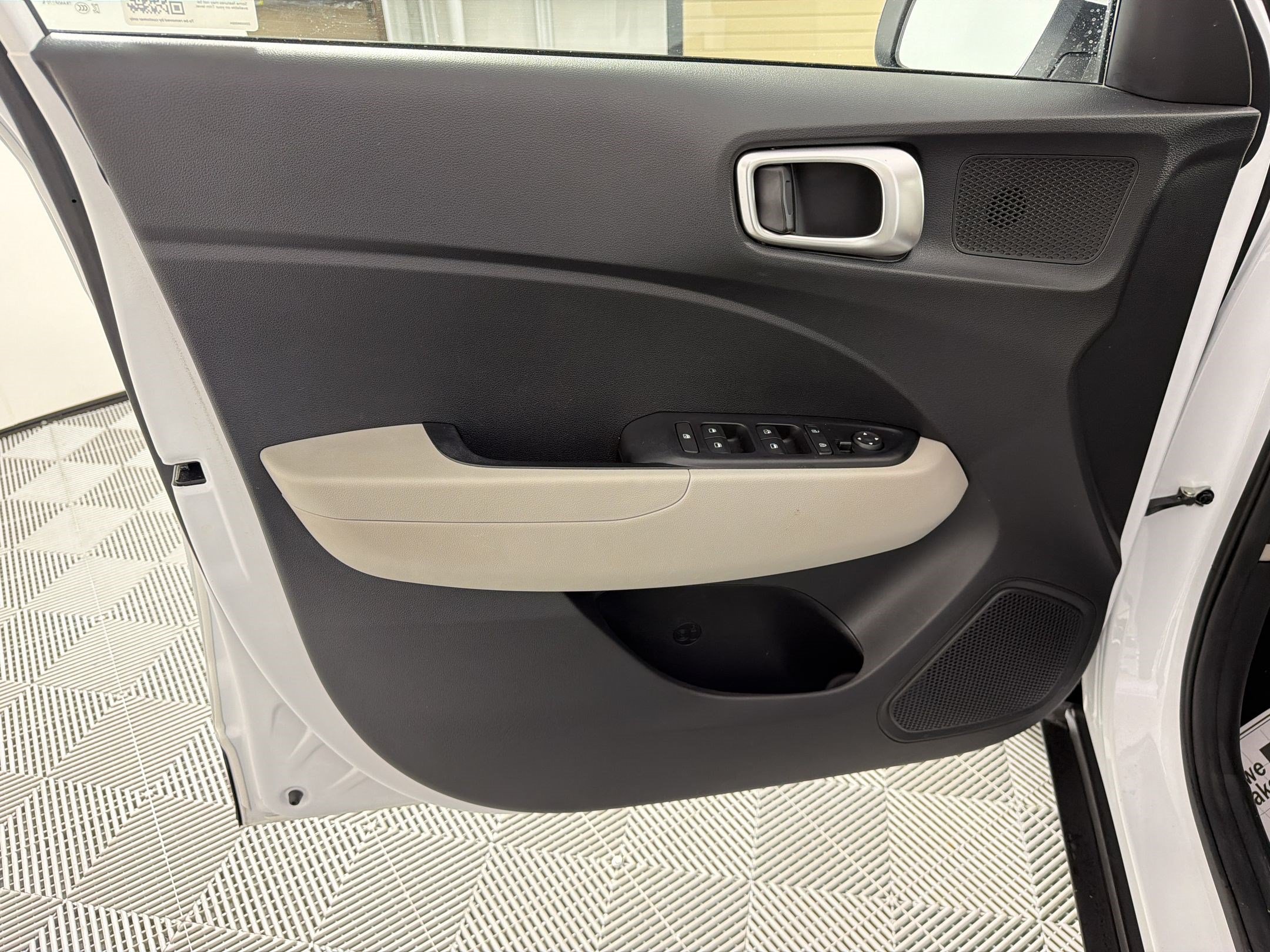 Used 2024 Hyundai Venue SEL FWD image 14
