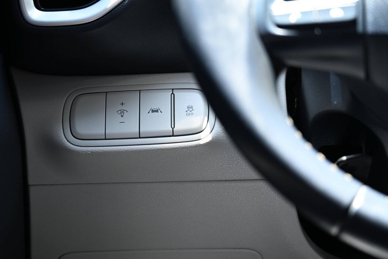Used 2022 Hyundai Venue Limited FWD image 17