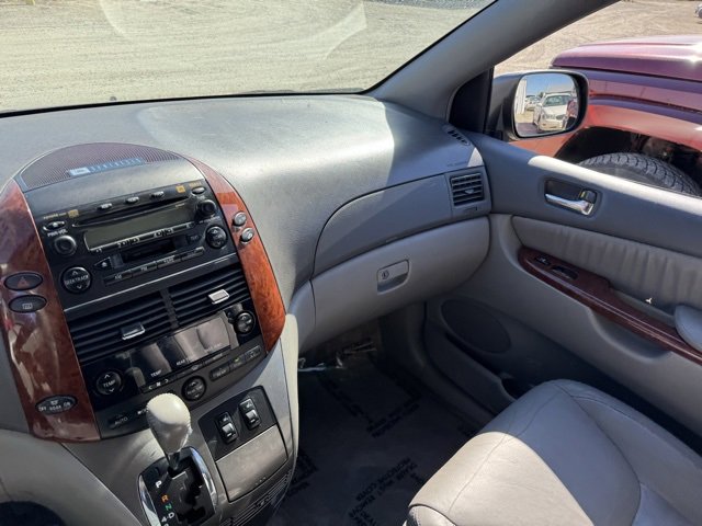 Used 2005 Toyota Sienna XLE image 16