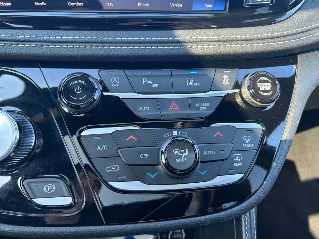 Certified 2025 Chrysler Pacifica Limited image 14