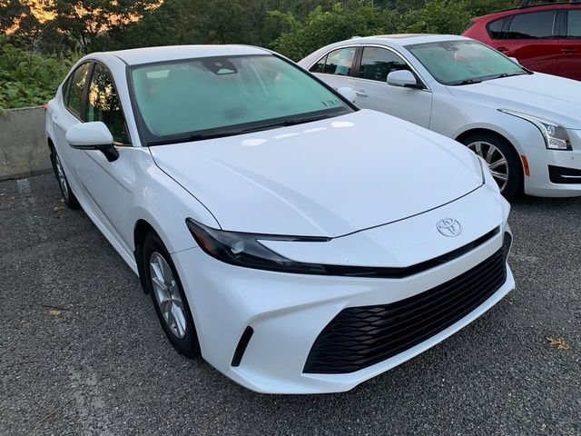 Used 2025 Toyota Camry LE FWD image 4