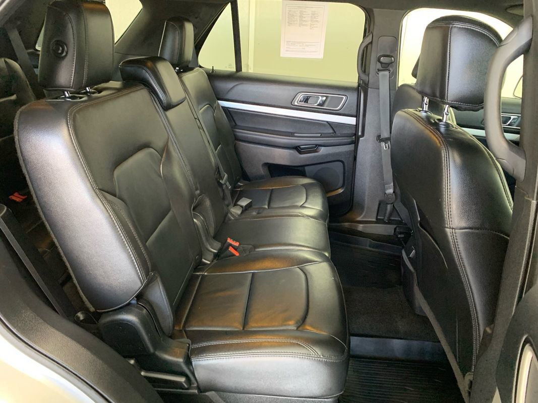 Used 2017 Ford Explorer XLT w/ Equipment Group 202A AWD/4WD image 29