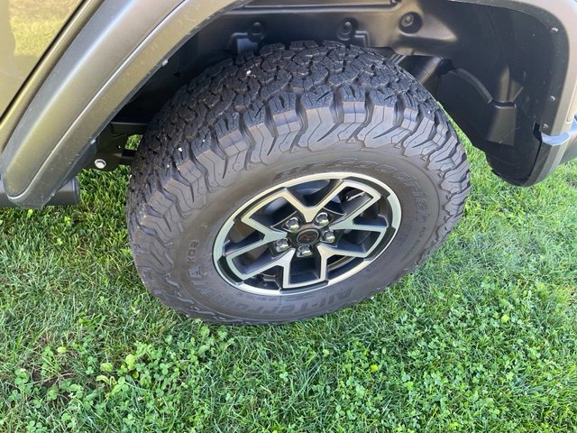 Used 2025 Jeep Wrangler Unlimited Rubicon w/ Convenience Group AWD/4WD image 12
