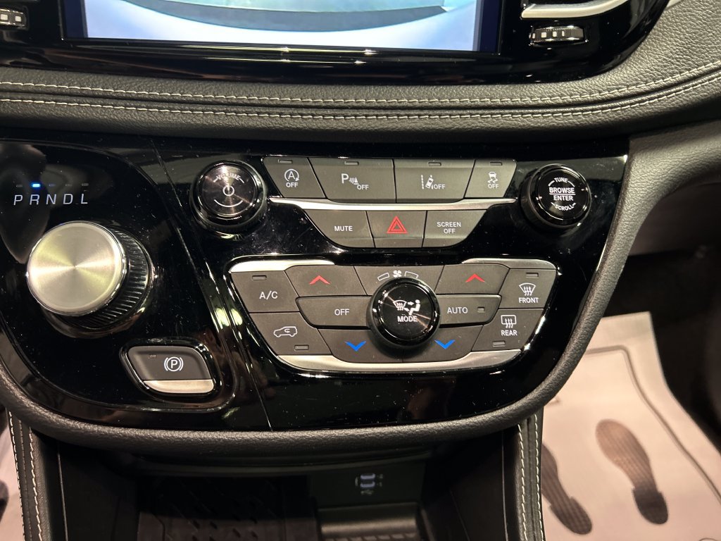 Used 2026 Chrysler Pacifica Limited FWD image 19