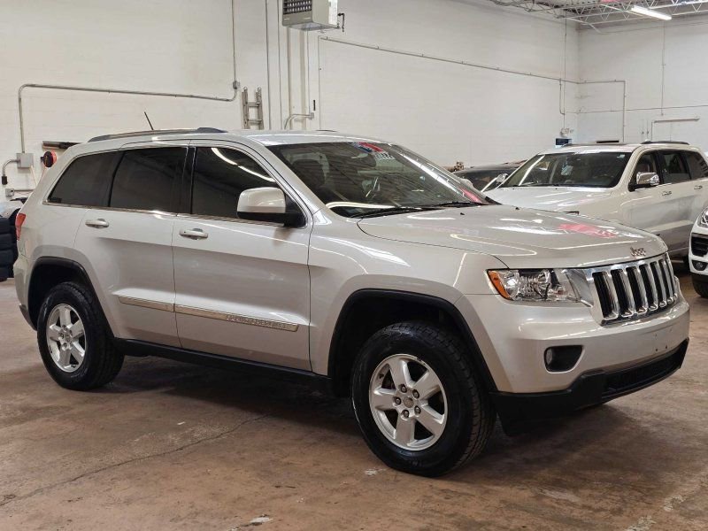 Used 2011 Jeep Grand Cherokee Laredo AWD/4WD image 3