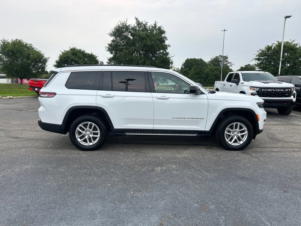 Used 2025 Jeep Grand Cherokee L Laredo RWD image 3