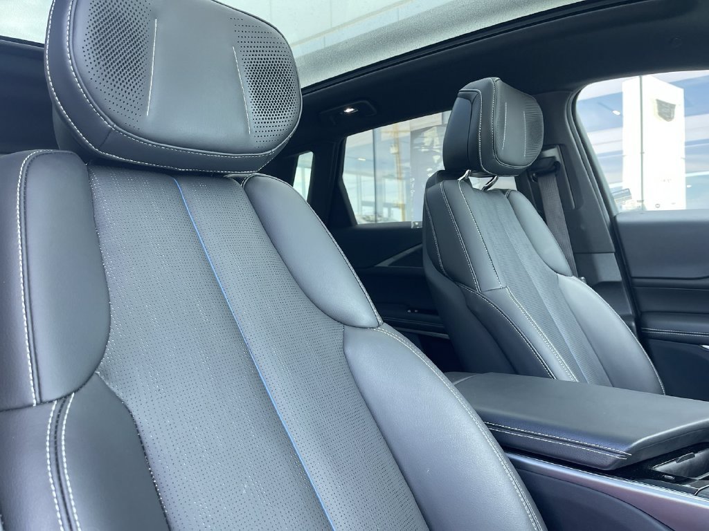 Used 2024 Cadillac Lyriq Luxury AWD/4WD image 35