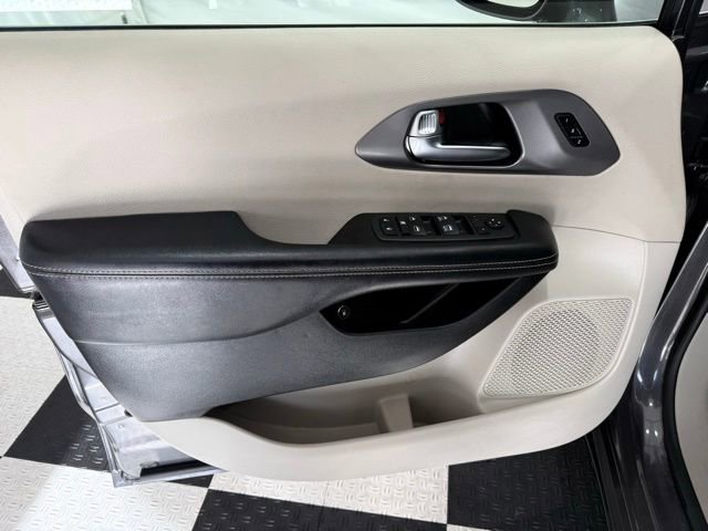 Used 2022 Chrysler Pacifica Touring-L image 28