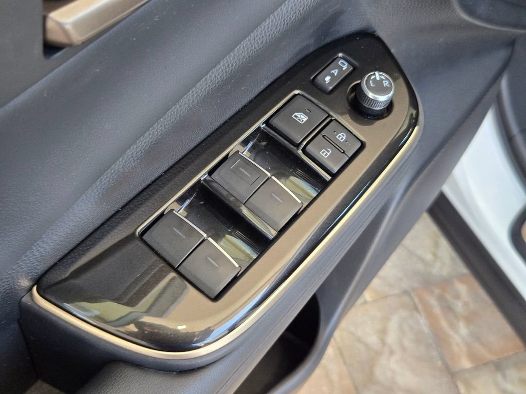 Used 2025 Toyota Crown Platinum AWD/4WD image 12