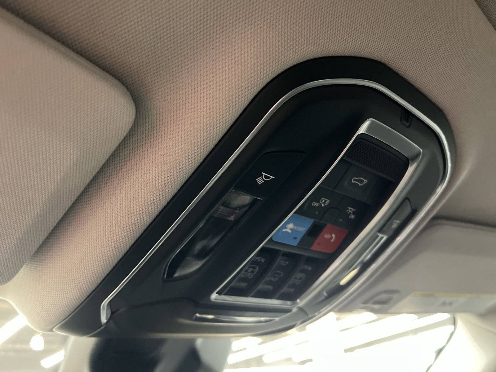 Used 2024 Jeep Grand Cherokee Limited w/ Luxury Tech Group II image 33