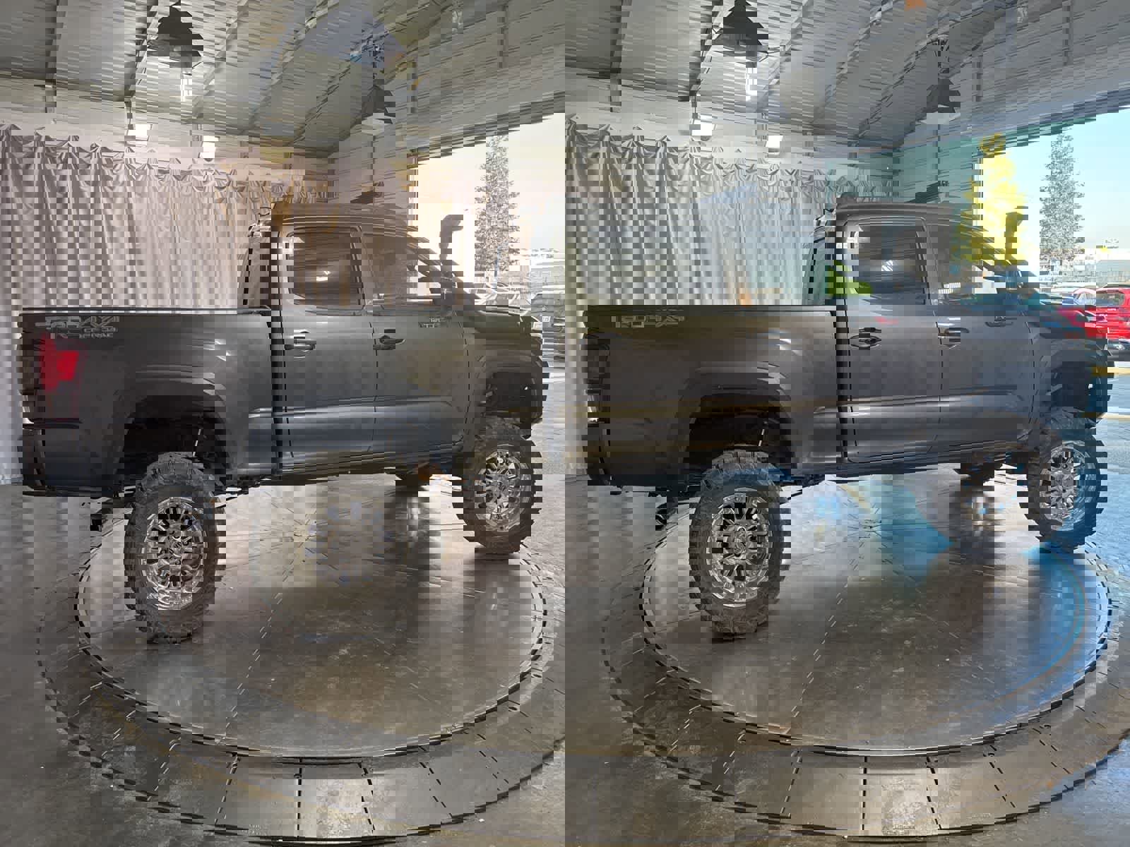 Used 2018 Toyota Tacoma TRD Off-Road w/ Technology Package image 4