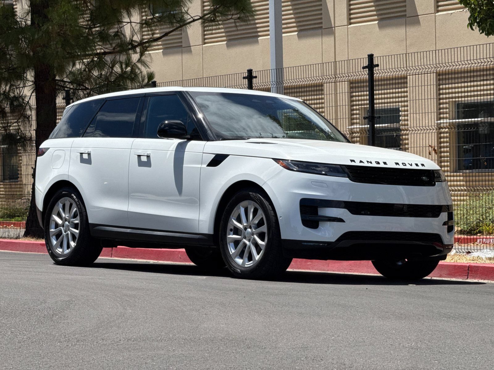 Used 2025 Land Rover Range Rover Sport SE AWD/4WD image 8