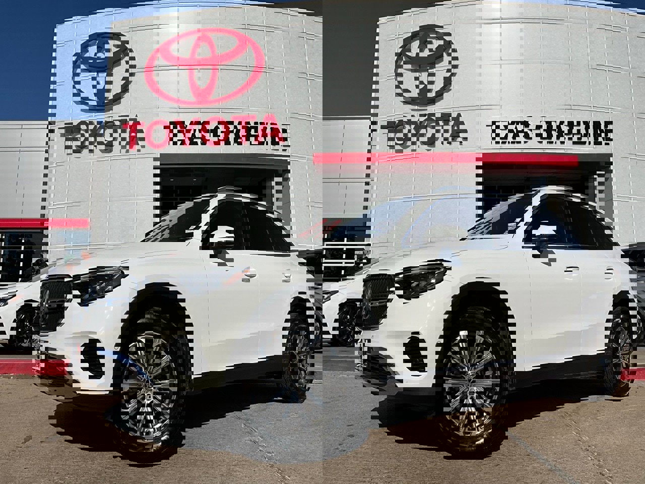 Used 2024 Mercedes-Benz GLC 300 4MATIC image 2