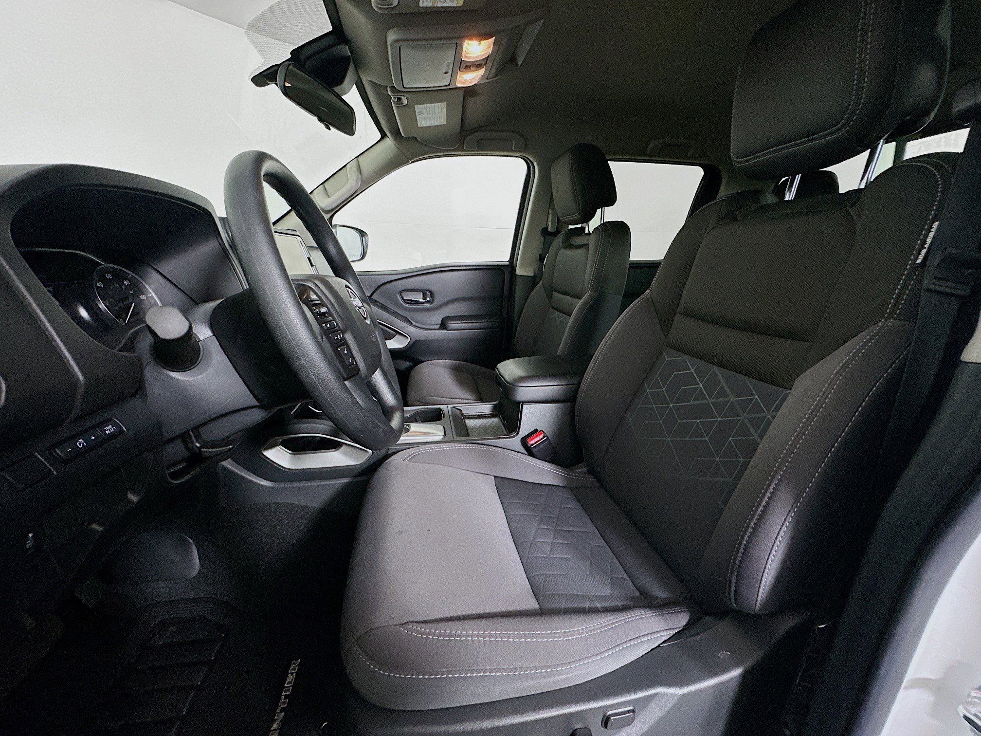 Used 2025 Nissan Frontier SV image 13