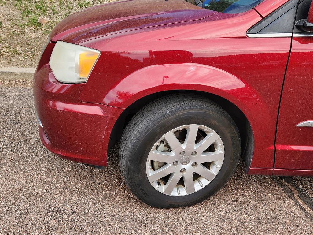 Used 2014 Chrysler Town & Country Touring FWD image 21