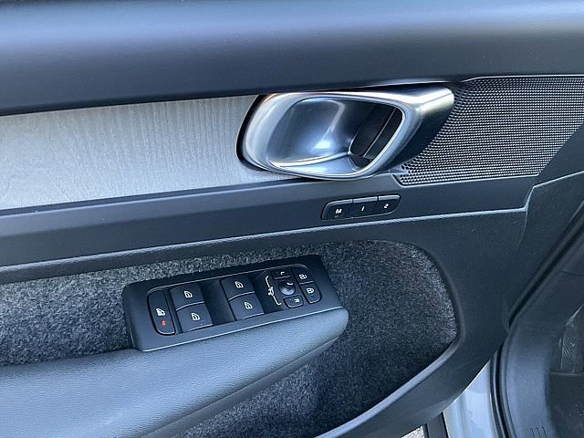 Certified 2025 Volvo XC40 B5 Core image 17