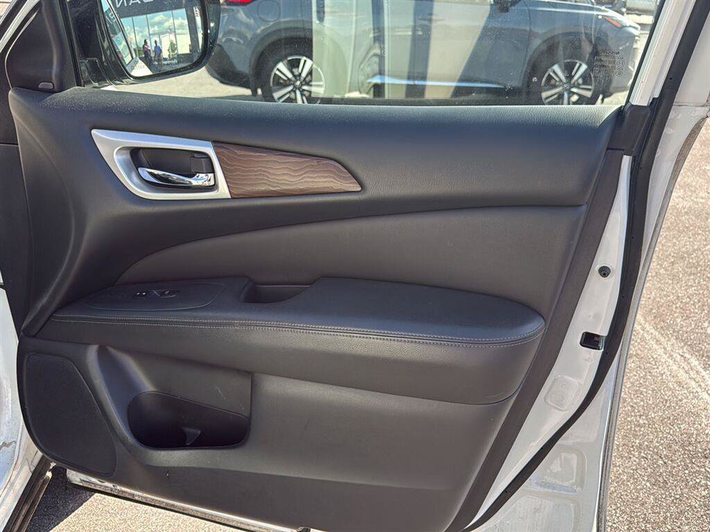 Used 2017 Nissan Pathfinder Platinum w/ Family Entertainment Package FWD image 11