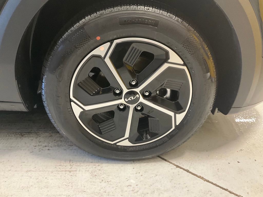 Certified 2025 Kia Niro EX image 8