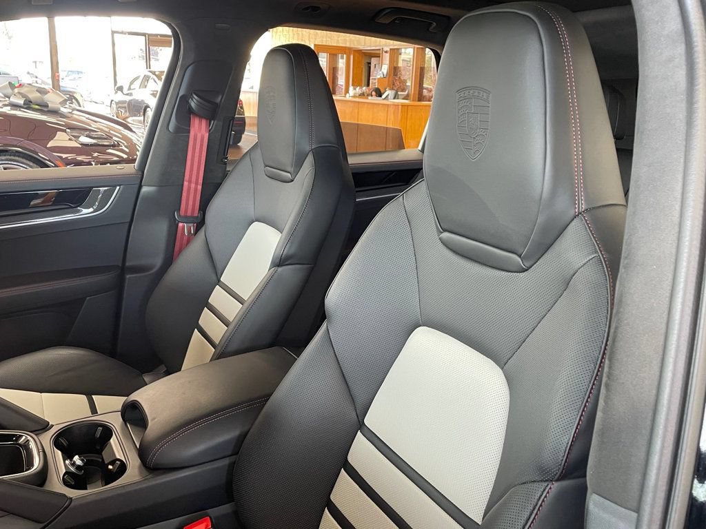 Used 2024 Porsche Cayenne Turbo AWD/4WD image 19