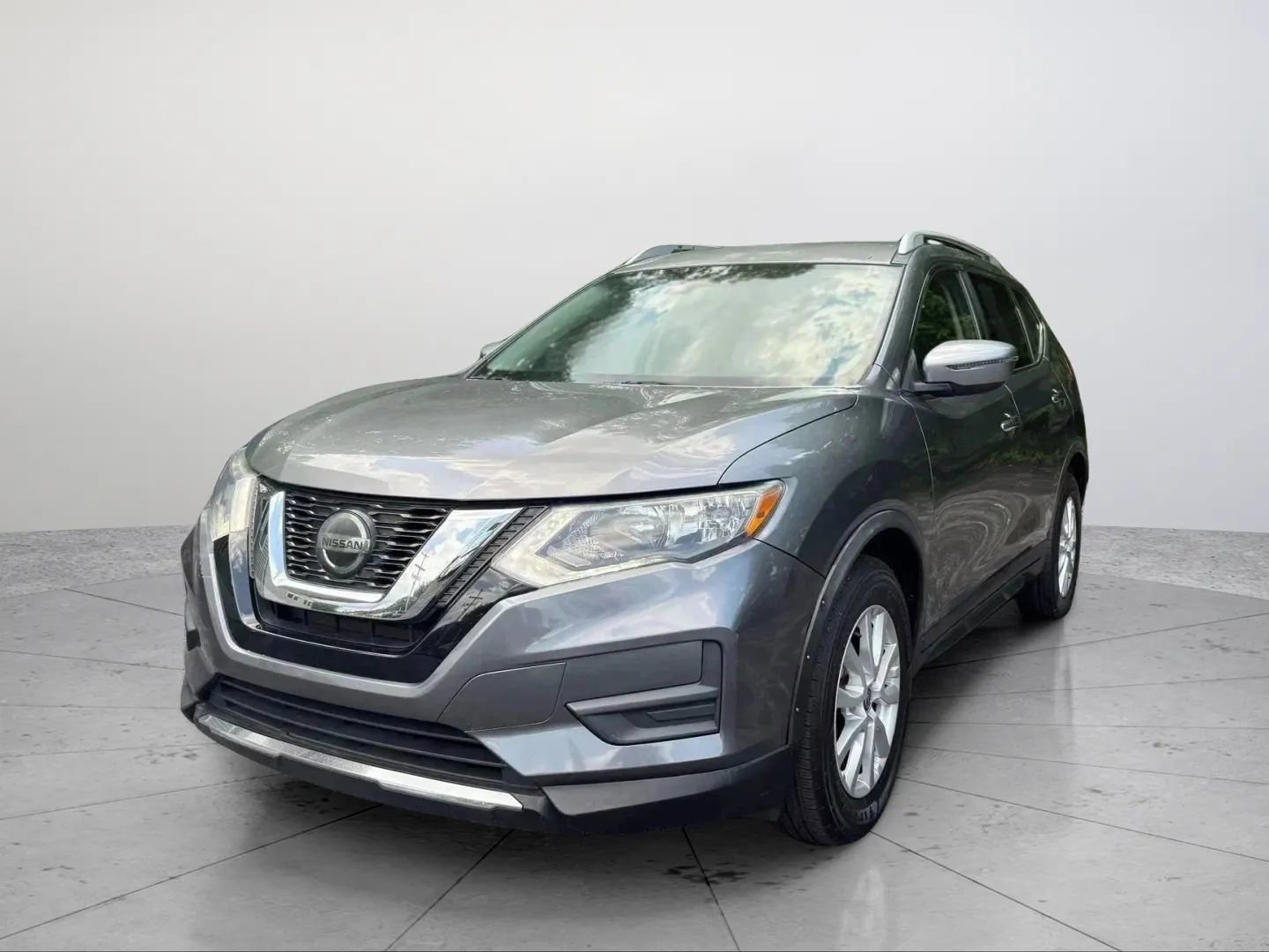 Used 2019 Nissan Rogue SV image 1