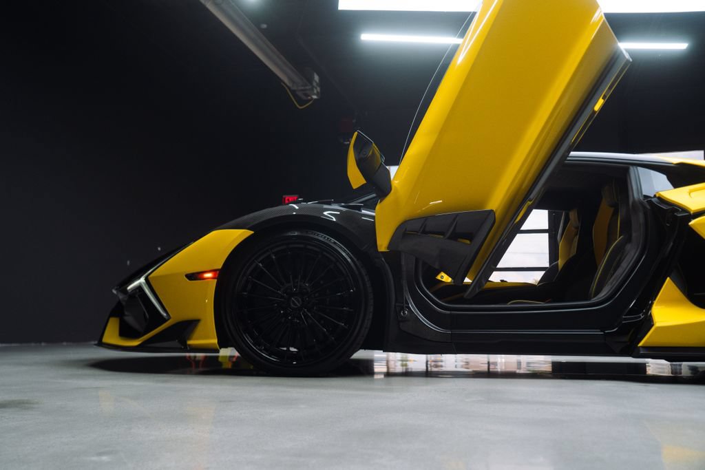 Used 2024 Lamborghini Revuelto AWD/4WD image 28