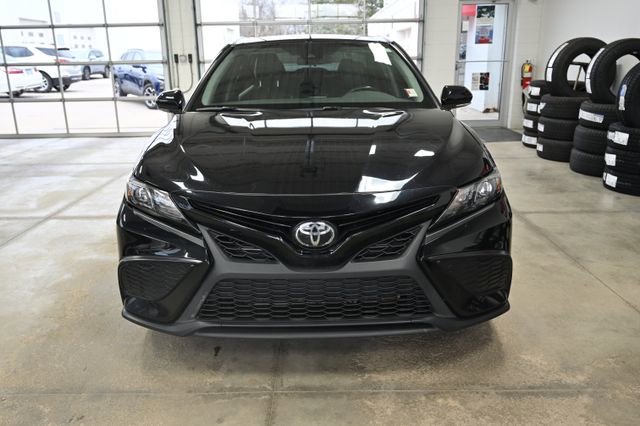 Used 2022 Toyota Camry SE image 2