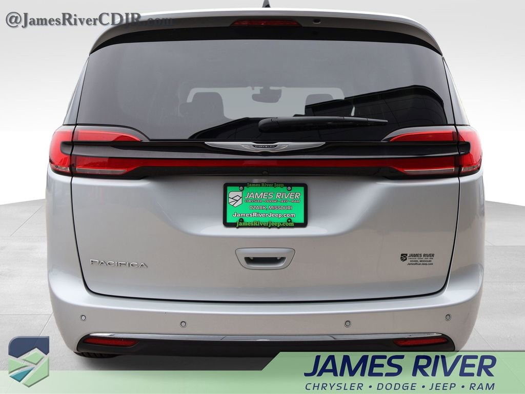 Used 2024 Chrysler Pacifica Touring-L image 4