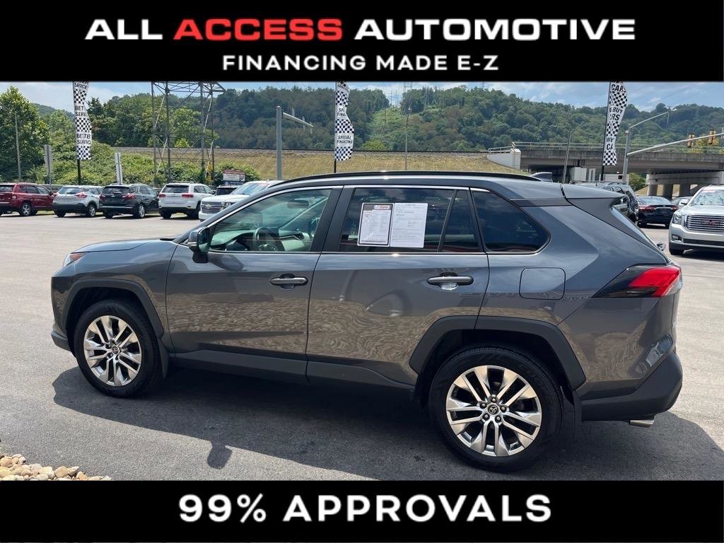 Used 2020 Toyota RAV4 XLE Premium image 4