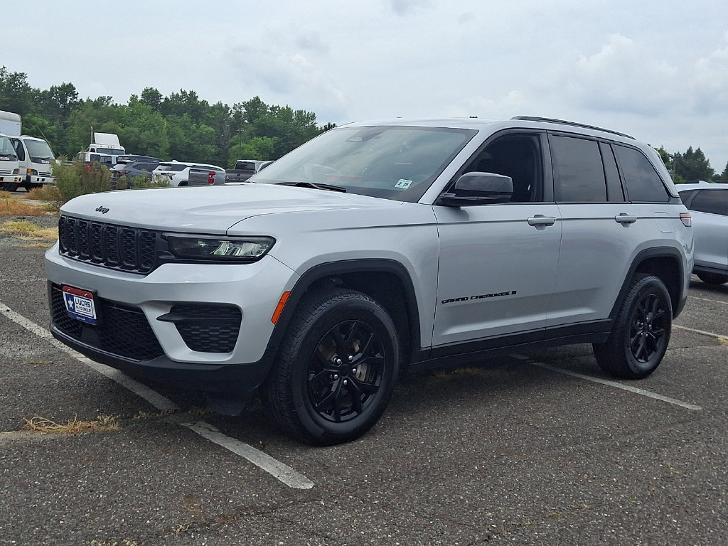 Used 2024 Jeep Grand Cherokee Altitude AWD/4WD image 6