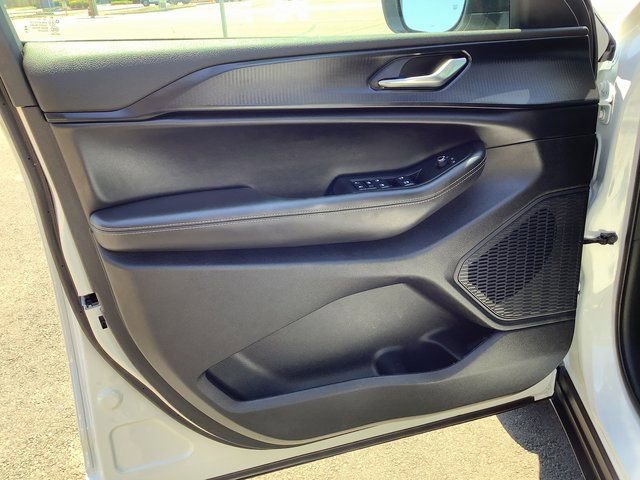 Used 2024 Jeep Grand Cherokee Laredo X w/ Trailer Tow Package image 9