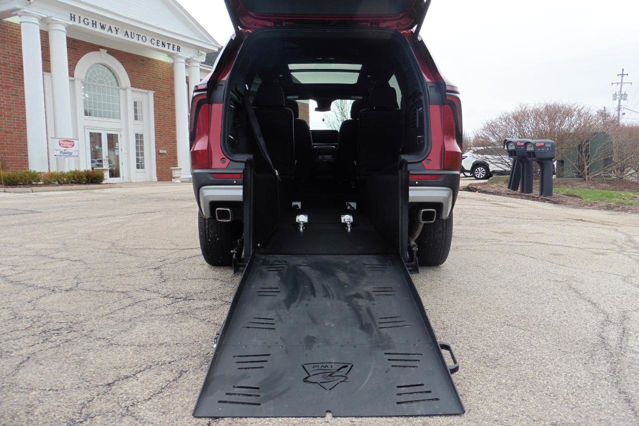 Used 2025 Chevrolet Traverse LT w/ Sun and Wheel Package image 32