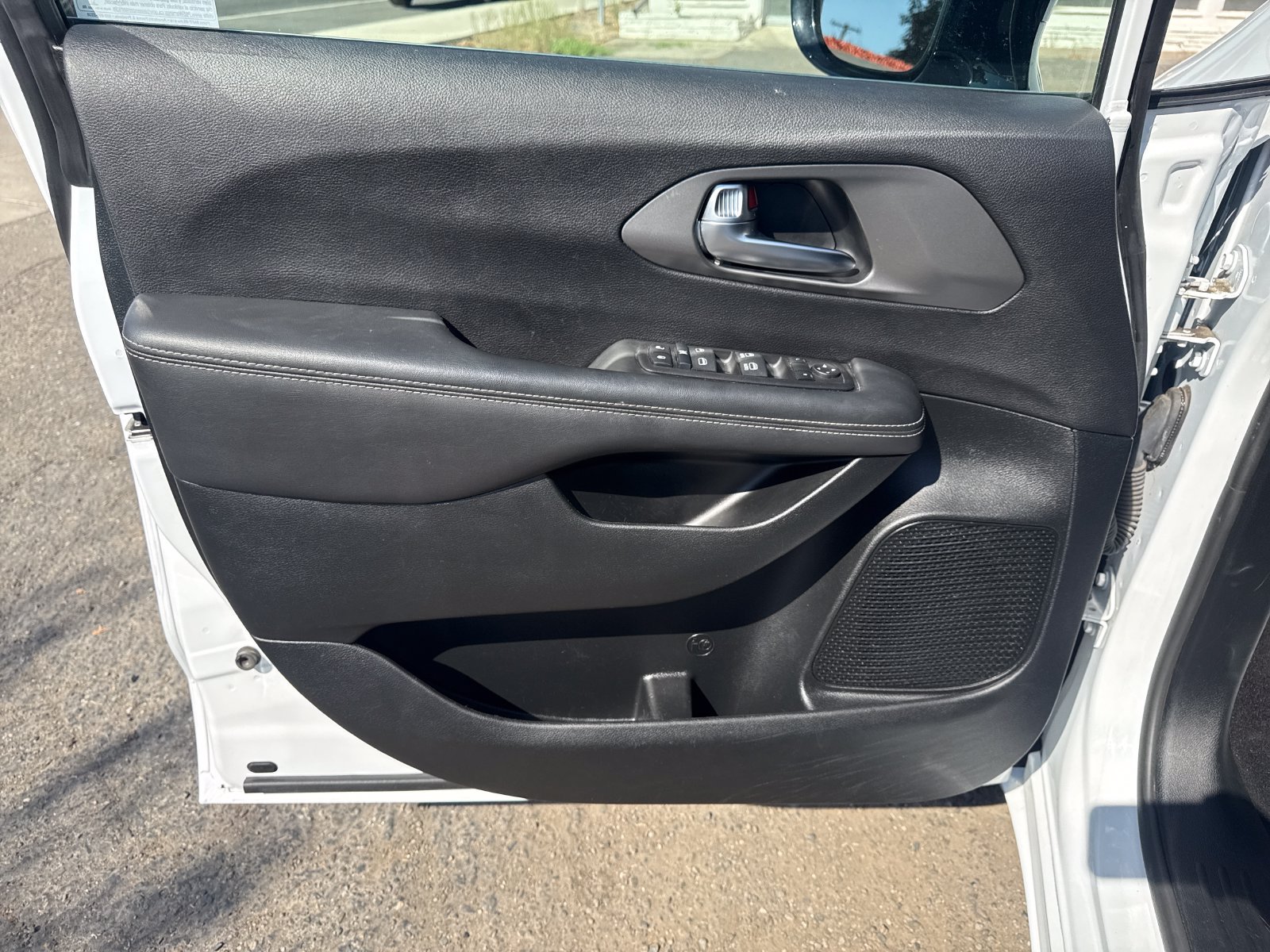 Used 2025 Chrysler Voyager LX FWD image 10