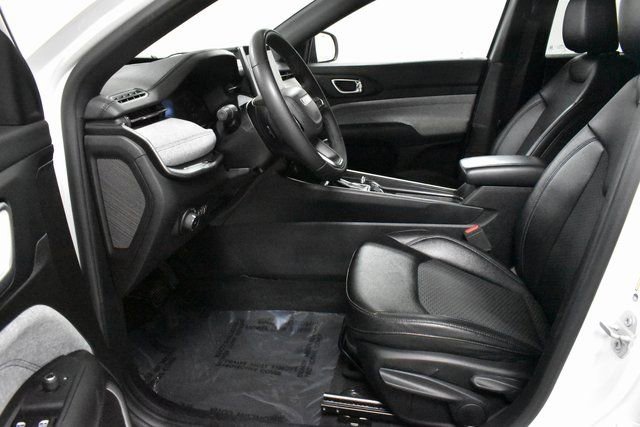 Used 2024 Jeep Compass Latitude image 12