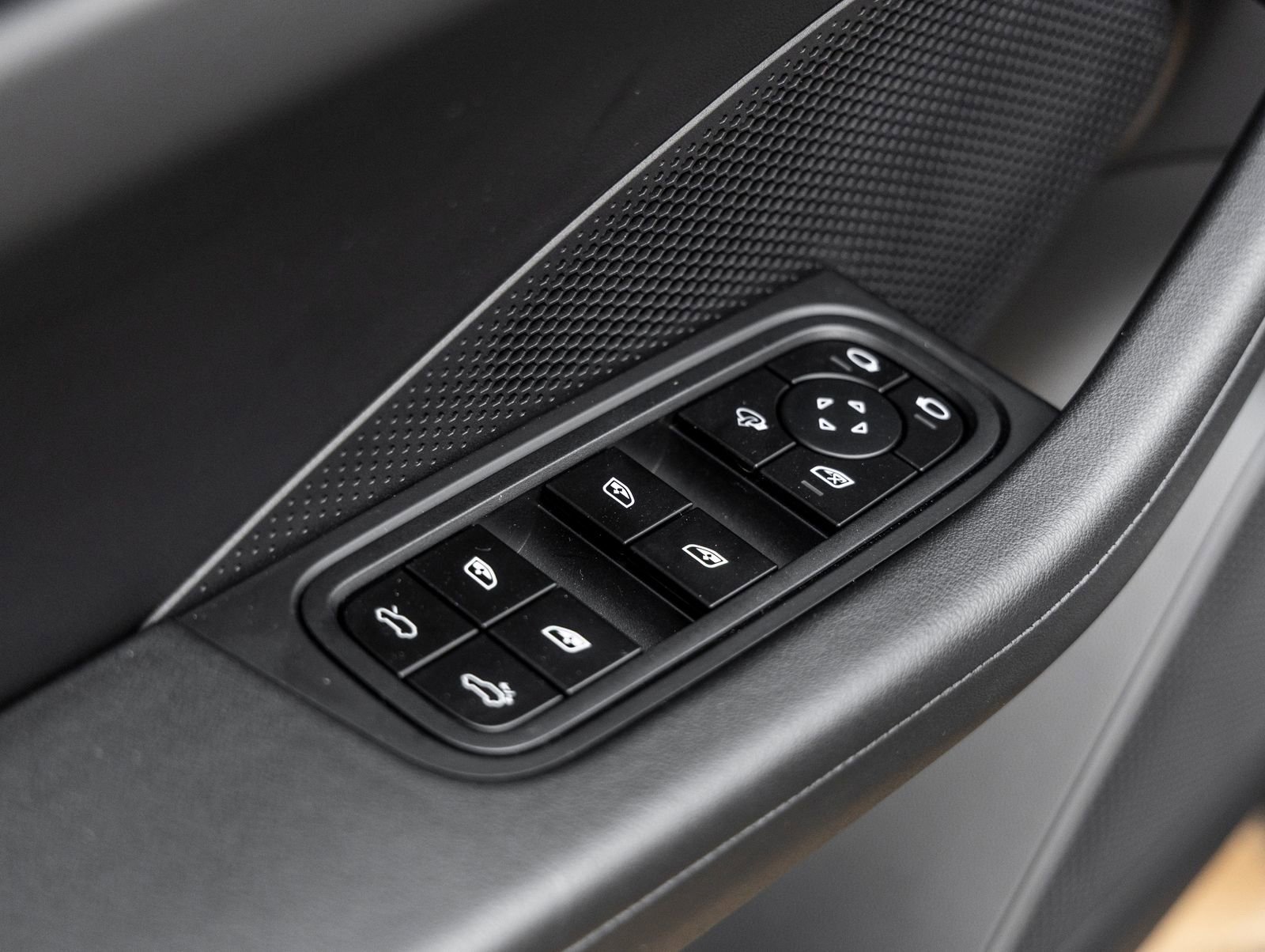 Certified 2025 Porsche Macan Electric image 19