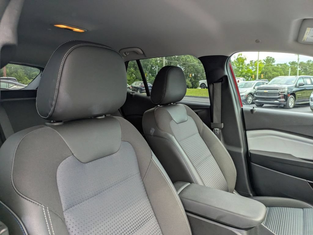 Used 2025 Chevrolet Trax LT FWD image 34