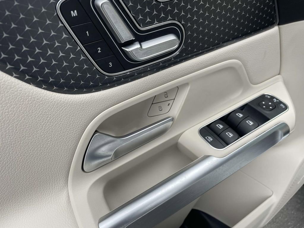 Certified 2025 Mercedes-Benz GLB 250 image 17