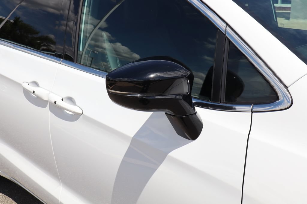 Used 2026 Chrysler Pacifica Select FWD image 2