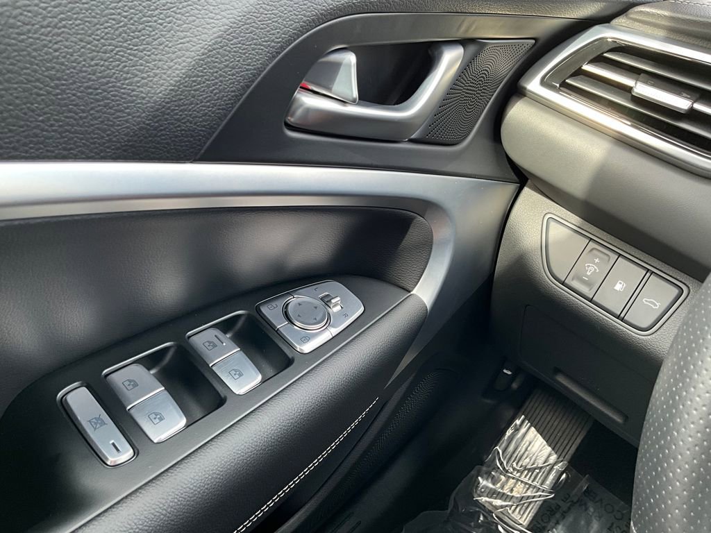 Used 2025 Genesis G70 2.5T image 21