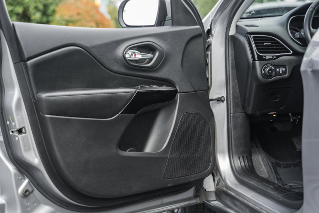 Used 2019 Jeep Cherokee Latitude Plus AWD/4WD image 39